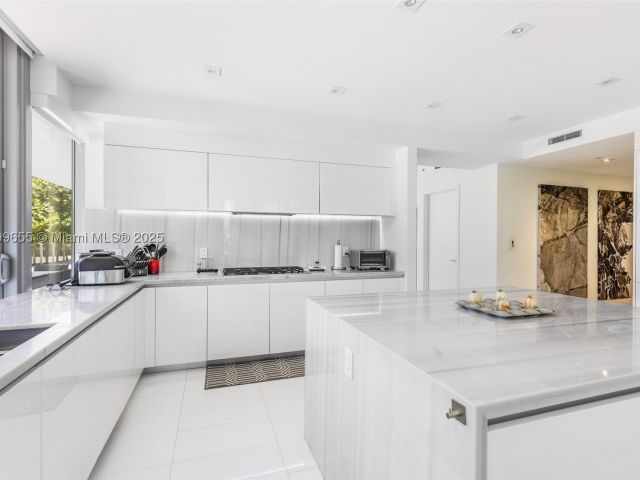 5-bedroom condo for sale in Miami Beach - 1 Collins Ave 207 - MondialRealty