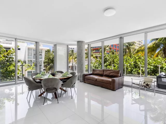 5-bedroom condo for sale in Miami Beach - 1 Collins Ave 207 - MondialRealty