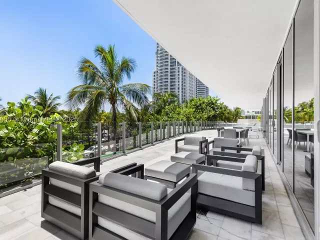 5-bedroom condo for sale in Miami Beach - 1 Collins Ave 207 - MondialRealty