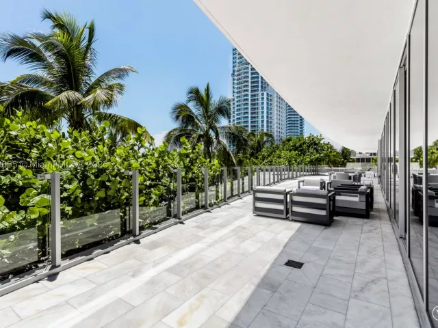 5-bedroom condo for sale in Miami Beach - 1 Collins Ave 207 - MondialRealty