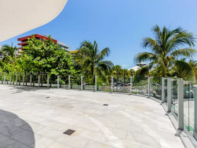 5-bedroom condo for sale in Miami Beach - 1 Collins Ave 207 - MondialRealty