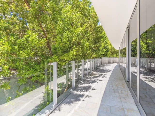 5-bedroom condo for sale in Miami Beach - 1 Collins Ave 207 - MondialRealty