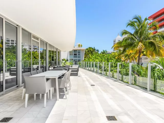 5-bedroom condo for sale in Miami Beach - 1 Collins Ave 207 - MondialRealty