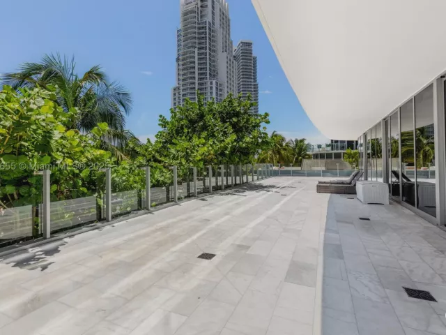 5-bedroom condo for sale in Miami Beach - 1 Collins Ave 207 - MondialRealty