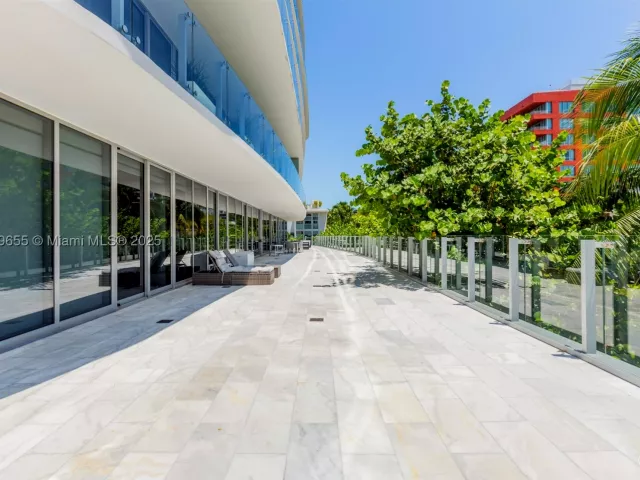 5-bedroom condo for sale in Miami Beach - 1 Collins Ave 207 - MondialRealty