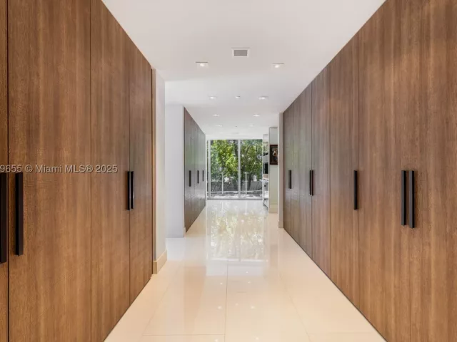 5-bedroom condo for sale in Miami Beach - 1 Collins Ave 207 - MondialRealty