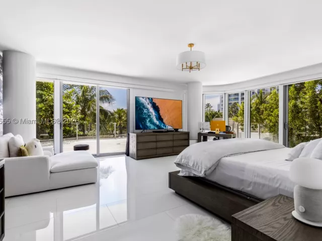 5-bedroom condo for sale in Miami Beach - 1 Collins Ave 207 - MondialRealty