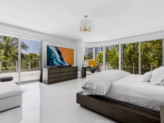 5-bedroom condo for sale in Miami Beach - 1 Collins Ave 207 - MondialRealty