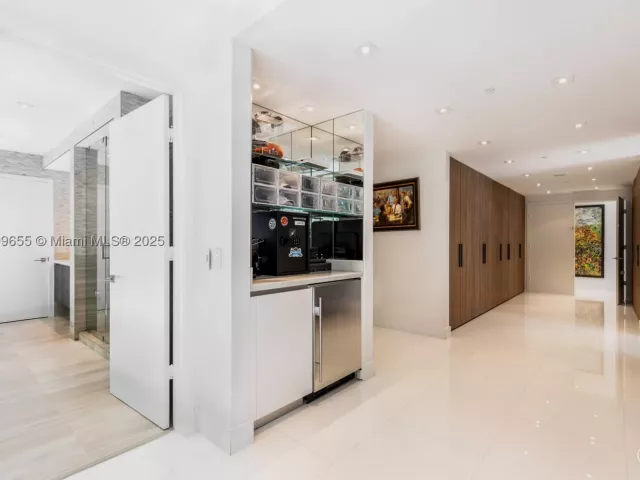 5-bedroom condo for sale in Miami Beach - 1 Collins Ave 207 - MondialRealty
