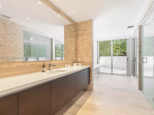 5-bedroom condo for sale in Miami Beach - 1 Collins Ave 207 - MondialRealty