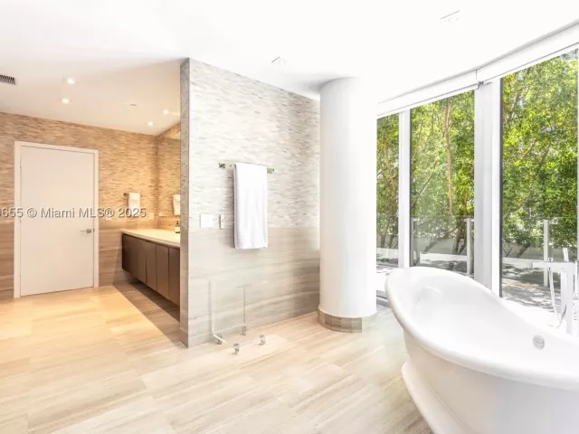 5-bedroom condo for sale in Miami Beach - 1 Collins Ave 207 - MondialRealty