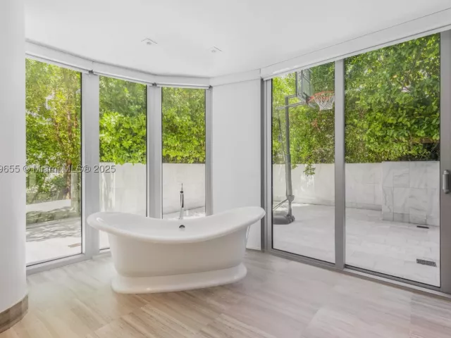 5-bedroom condo for sale in Miami Beach - 1 Collins Ave 207 - MondialRealty