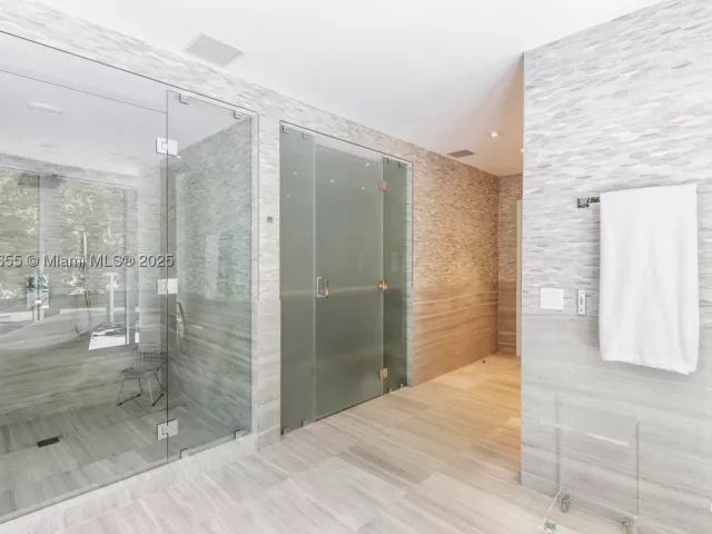 5-bedroom condo for sale in Miami Beach - 1 Collins Ave 207 - MondialRealty