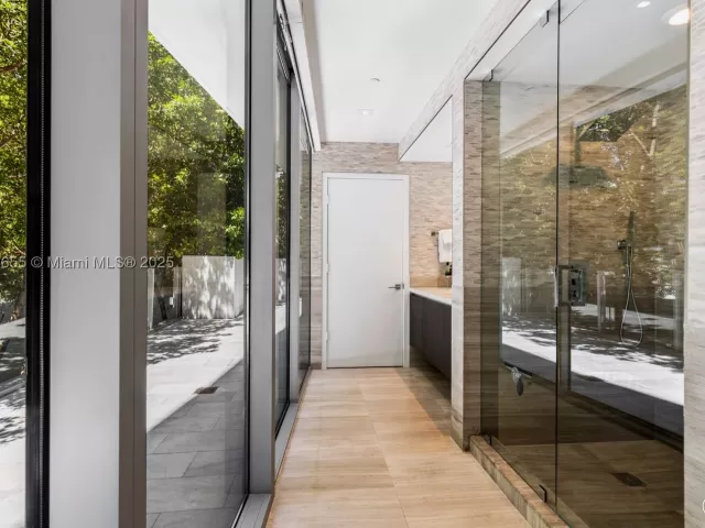 5-bedroom condo for sale in Miami Beach - 1 Collins Ave 207 - MondialRealty