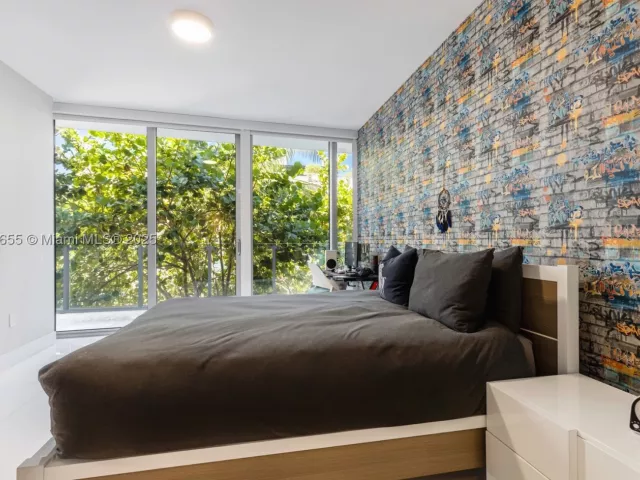 5-bedroom condo for sale in Miami Beach - 1 Collins Ave 207 - MondialRealty