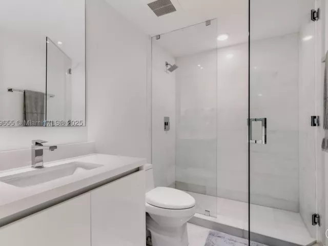 5-bedroom condo for sale in Miami Beach - 1 Collins Ave 207 - MondialRealty