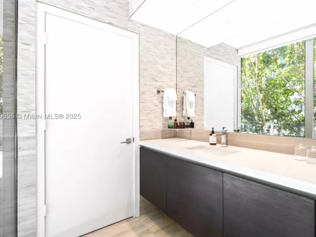 5-bedroom condo for sale in Miami Beach - 1 Collins Ave 207 - MondialRealty