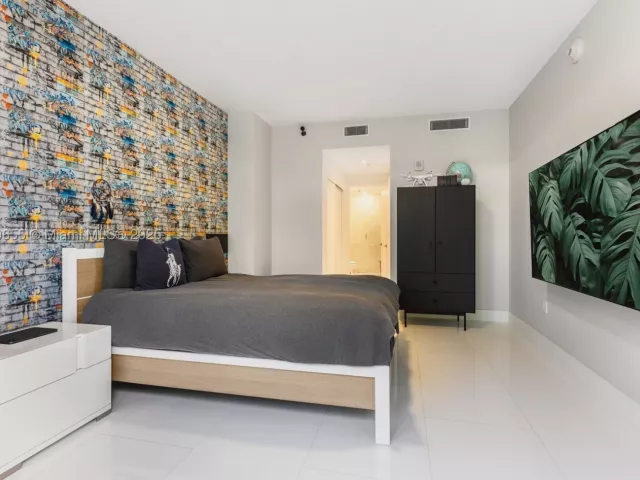 5-bedroom condo for sale in Miami Beach - 1 Collins Ave 207 - MondialRealty