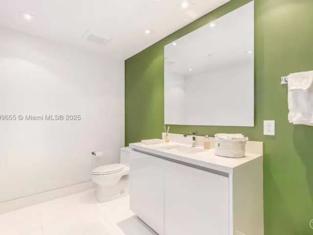 5-bedroom condo for sale in Miami Beach - 1 Collins Ave 207 - MondialRealty