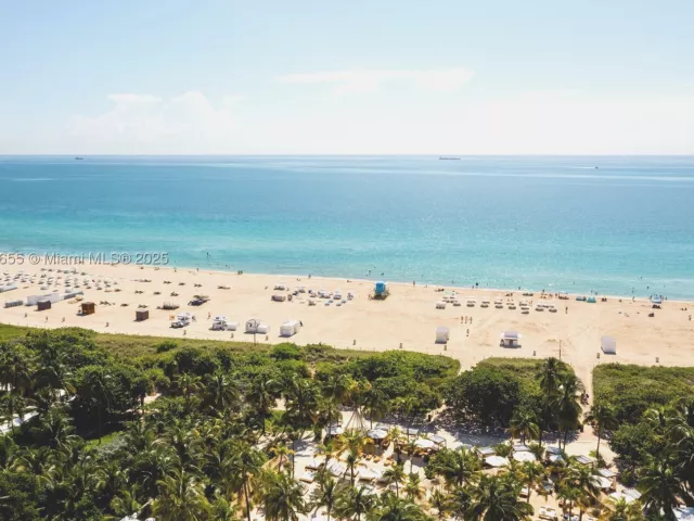 5-bedroom condo for sale in Miami Beach - 1 Collins Ave 207 - MondialRealty