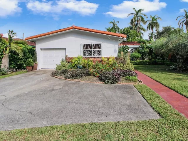3-bedroom home for sale in Coral Gables - 2711 Red Rd - MondialRealty