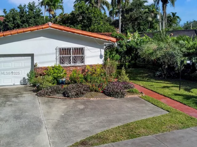 3-bedroom home for sale in Coral Gables - 2711 Red Rd - MondialRealty