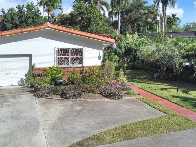 3-bedroom home for sale in Coral Gables - 2711 Red Rd - MondialRealty