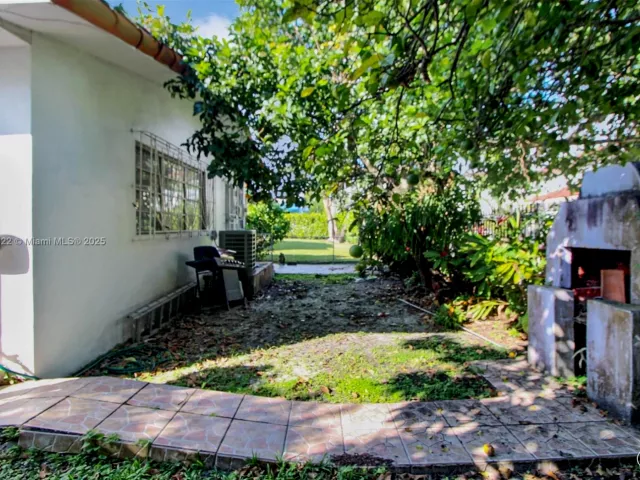 3-bedroom home for sale in Coral Gables - 2711 Red Rd - MondialRealty