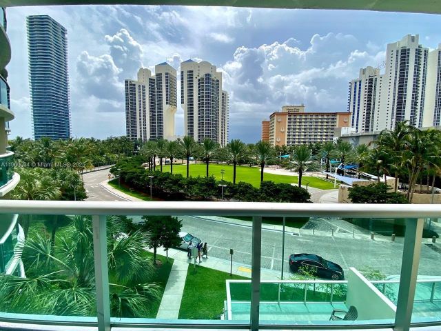 1-bedroom condo for sale in Sunny Isles Beach - 19370 Collins Ave 415 - MondialRealty