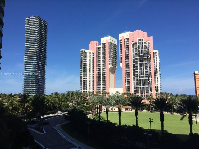1-bedroom condo for sale in Sunny Isles Beach - 19370 Collins Ave 415 - MondialRealty