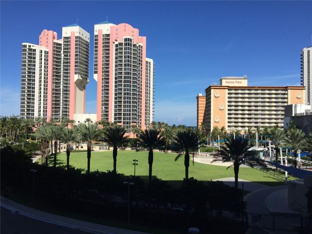 1-bedroom condo for sale in Sunny Isles Beach - 19370 Collins Ave 415 - MondialRealty