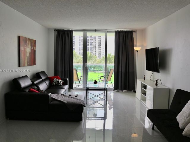 1-bedroom condo for sale in Sunny Isles Beach - 19370 Collins Ave 415 - MondialRealty