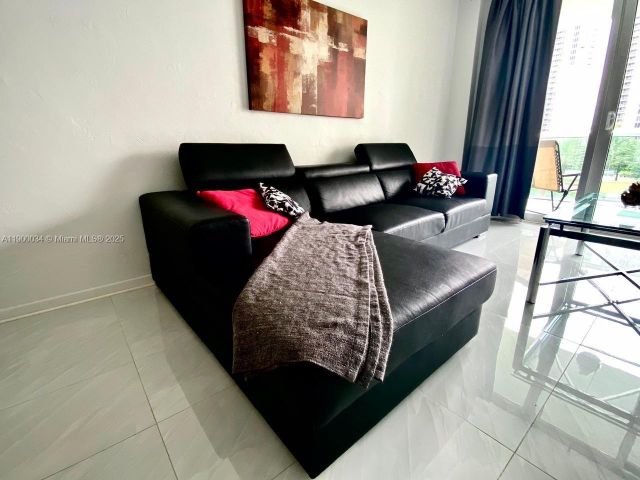 1-bedroom condo for sale in Sunny Isles Beach - 19370 Collins Ave 415 - MondialRealty