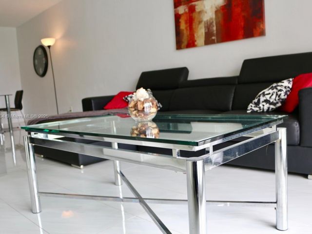 1-bedroom condo for sale in Sunny Isles Beach - 19370 Collins Ave 415 - MondialRealty