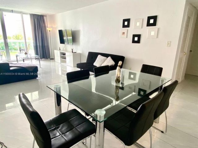 1-bedroom condo for sale in Sunny Isles Beach - 19370 Collins Ave 415 - MondialRealty