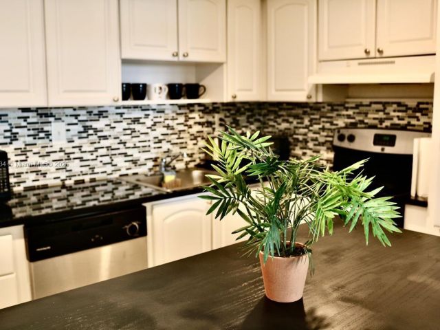 1-bedroom condo for sale in Sunny Isles Beach - 19370 Collins Ave 415 - MondialRealty