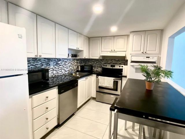 1-bedroom condo for sale in Sunny Isles Beach - 19370 Collins Ave 415 - MondialRealty