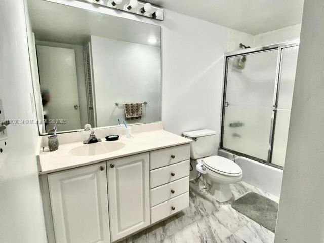 1-bedroom condo for sale in Sunny Isles Beach - 19370 Collins Ave 415 - MondialRealty