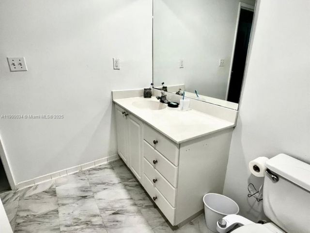 1-bedroom condo for sale in Sunny Isles Beach - 19370 Collins Ave 415 - MondialRealty