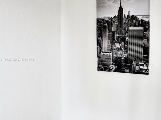 1-bedroom condo for sale in Sunny Isles Beach - 19370 Collins Ave 415 - MondialRealty