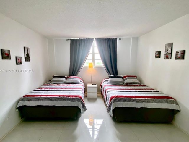 1-bedroom condo for sale in Sunny Isles Beach - 19370 Collins Ave 415 - MondialRealty