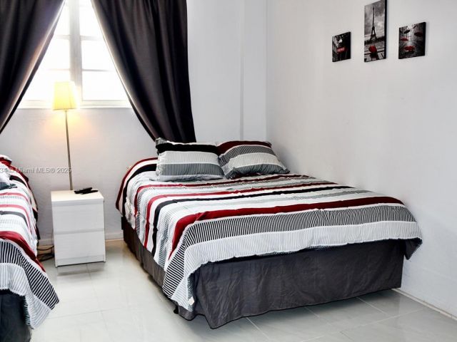 1-bedroom condo for sale in Sunny Isles Beach - 19370 Collins Ave 415 - MondialRealty