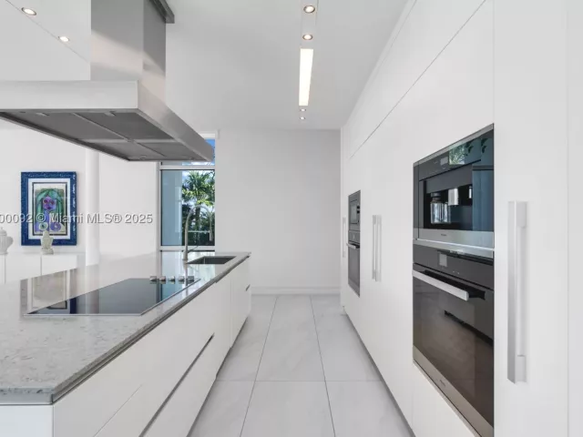 6-bedroom home for sale in Miami Beach - 440 S Hibiscus Dr - MondialRealty