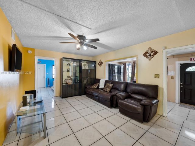 3-bedroom home for rent in Hollywood - 526 S 28th Ave 1 - MondialRealty