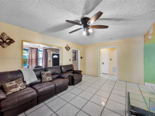 3-bedroom home for rent in Hollywood - 526 S 28th Ave 1 - MondialRealty