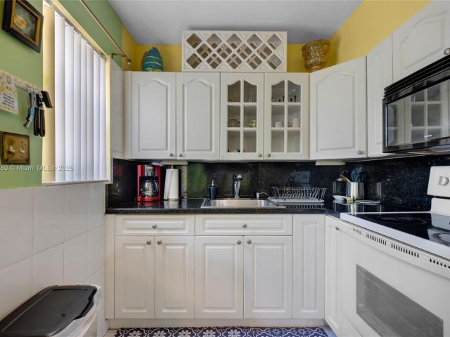 3-bedroom home for rent in Hollywood - 526 S 28th Ave 1 - MondialRealty