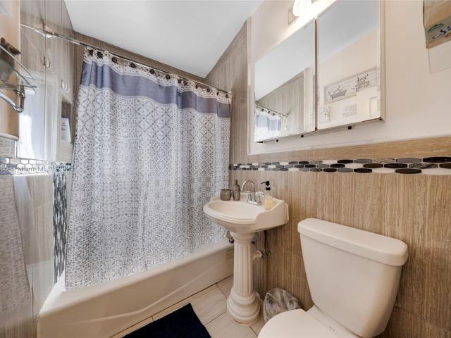 3-bedroom home for rent in Hollywood - 526 S 28th Ave 1 - MondialRealty