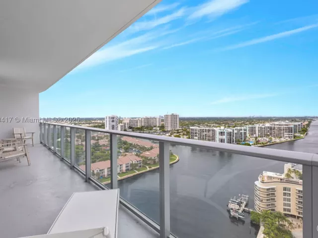 2-bedroom condo for sale in Hollywood - 4010 S Ocean Dr R1701 - MondialRealty