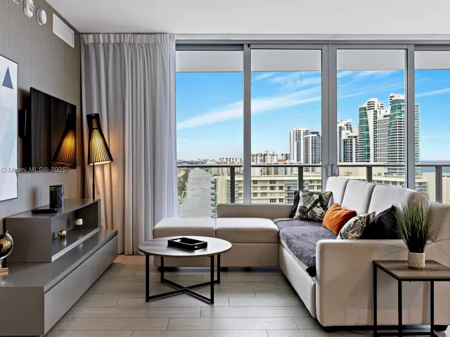 2-bedroom condo for sale in Hollywood - 4010 S Ocean Dr R1701 - MondialRealty