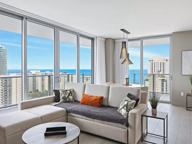 2-bedroom condo for sale in Hollywood - 4010 S Ocean Dr R1701 - MondialRealty